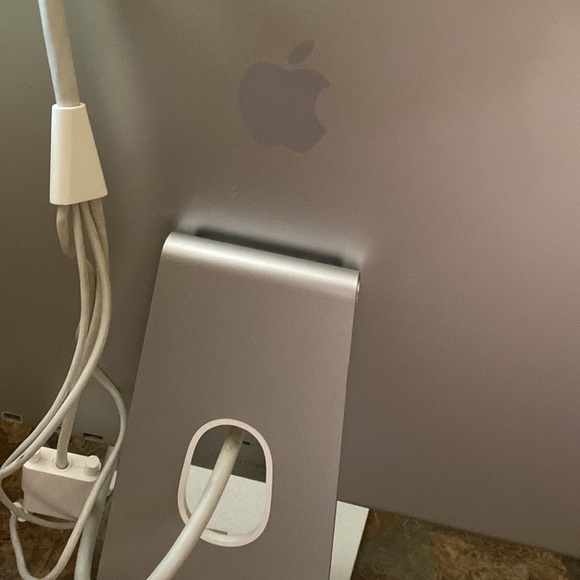 Old MacBook computer - Picture 3 of 3